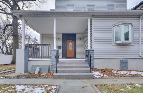 South Side Apartment | Explore NYC, Parks & Beaches! Top-Floor Apt
