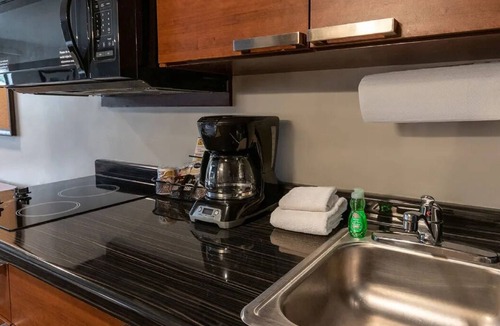 Shakopee Hotel | Explore Shakopee: Room with Full Kitchen Near Landscape Arboretum