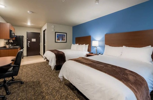 Shakopee Hotel | Explore Shakopee: Room with Full Kitchen Near Landscape Arboretum