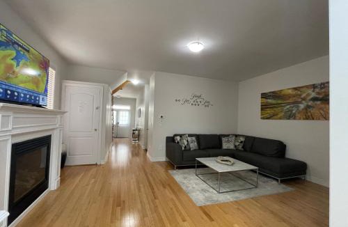 Brampton Apartment | Exquisite 4-Bedrooms Residential Home+Home Feel