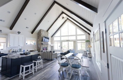 Alexandria House | Exquisite Cottage on Lake Brophy. Lic1971