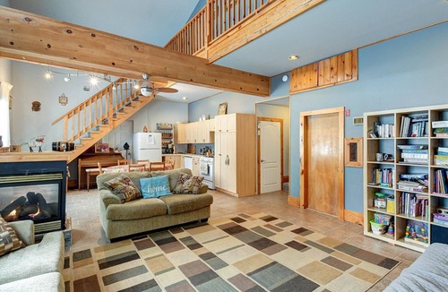 Marmora and Lake House | Extra-large 4,000 sq ft woodland retreat with authentic Wood-fired Sauna