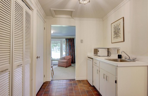 Georgina Ski Chalet | Fairway cottage at Jackson Point