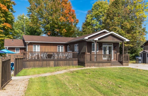 Baddow Cottage | Family Cottage with a hot tub & heated pool minutes to Highland Trails & Marina