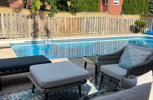 Whitby House | FAMILY FRIENDLY 7-Bed 3.5 Bath, Office, WIFI, Pool, BBQ, Patio VACATION PROPERTY