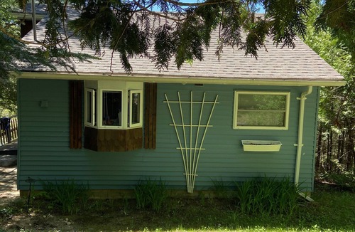 Minden Cottage | Family-friendly cottage right on Drag River