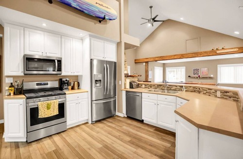 Crystal Beach House | Family friendly Getaway- Steps to the beach!