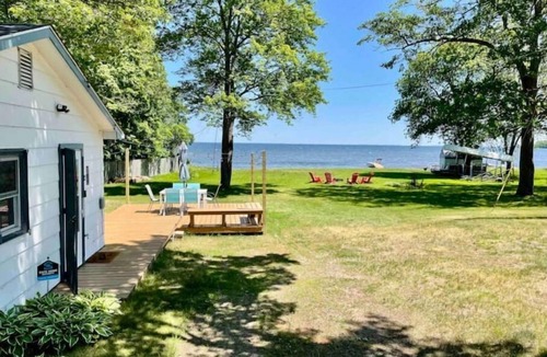 Vineland Cabin | Family Friendly + Lakefront Getaway + Kayaks