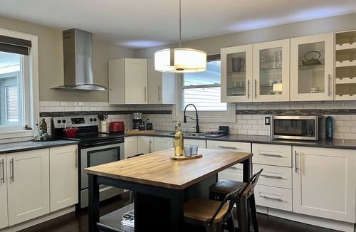 St. Catharines House | Family Friendly Niagara Haven: Port Dalhousie & Niagara Falls Hub