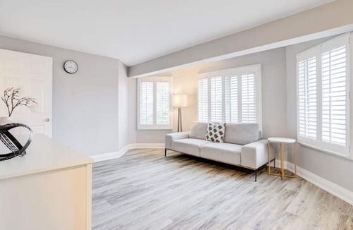 Erin Mills House | Family Lounge: 4BR, Crib & Patio BBQ