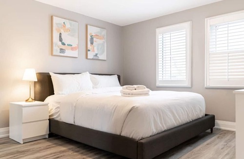 Erin Mills House | Family Lounge: 4BR, Crib & Patio BBQ