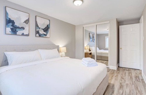 Erin Mills House | Family Lounge: 4BR, Crib & Patio BBQ