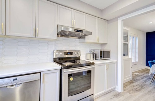 Erin Mills House | Family Lounge: 4BR, Crib & Patio BBQ