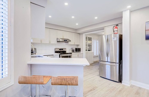 Erin Mills House | Family Lounge: 4BR, Crib & Patio BBQ