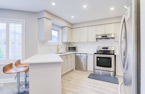 Erin Mills House | Family Lounge: 4BR, Crib & Patio BBQ