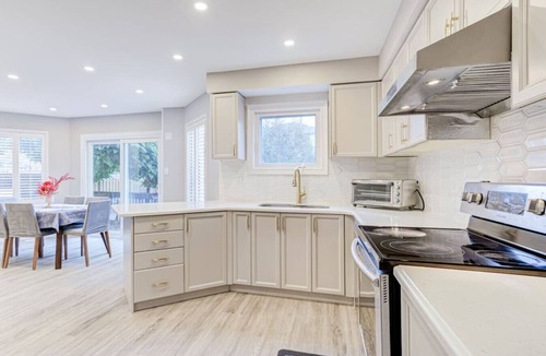 Erin Mills House | Family Lounge: 4BR, Crib & Patio BBQ