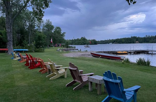 Lakefield Ski Chalet | Family Pet Friendly Lakeside Cottage for 8 with Boat Firepit BBQ and Swimming