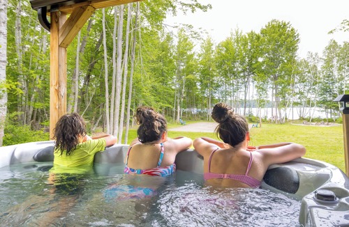 Madawaska Valley House | Family Retreat w/hot tub, game room + Winter fun