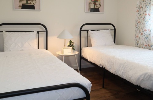 Coniston House | FamilyFriendly Modern Cottage by Moonlight Beach