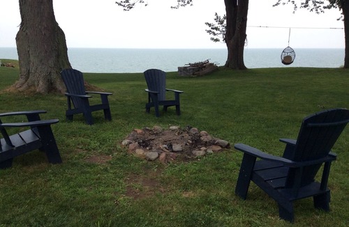 Town of Essex Cottage | Fantastic Lake View! Quiet, Clean w/Deck, BBQ & Fire pit* Walk to 3 Wineries