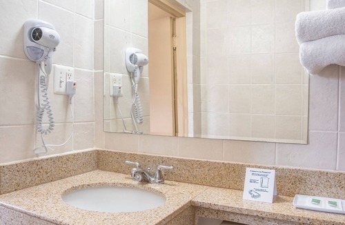 Sarnia Hotel | Fauld's Motel
