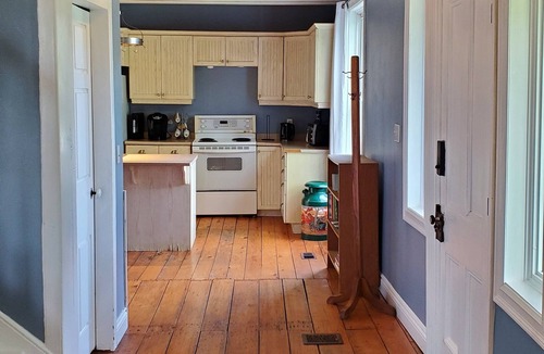 Greater Napanee Cottage | Feel the Country Vibe in this 4-bedroom Farmhouse Inn! Close to Kingston, PEC