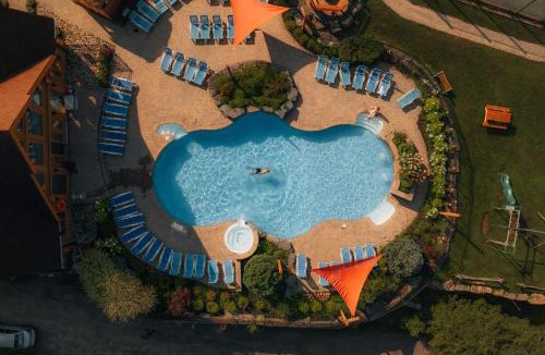 Fiddler Lake Resort Ski Chalet | Fiddler Lake 72 with Private spa, pool table & Pool