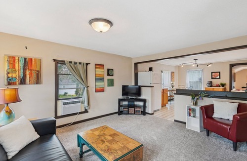 Lake City Apartment | Fire Lily Apartment - 3 Blocks from Lake Pepin