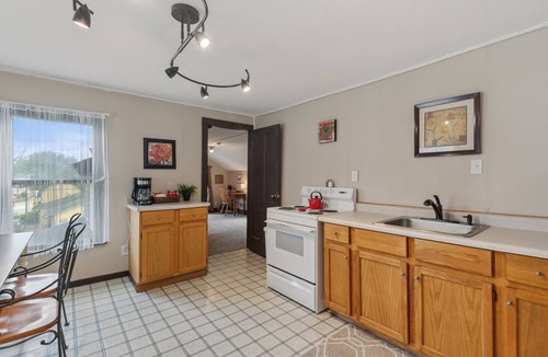 Lake City Apartment | Fire Lily Apartment - 3 Blocks from Lake Pepin