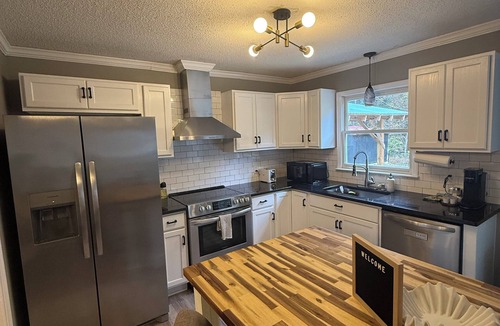 Toddville Road House | Firepit, Deck, Mini Golf, Relaxing 3B Getaway @CLT
