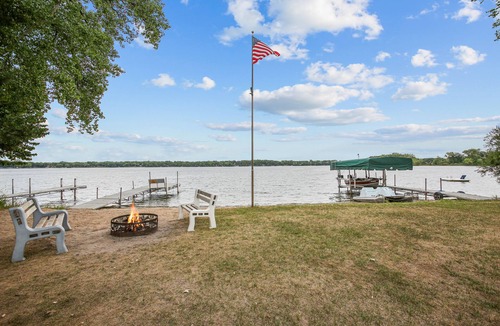Annandale House | Fish, swim, boat and relax on beautiful Bass Lake