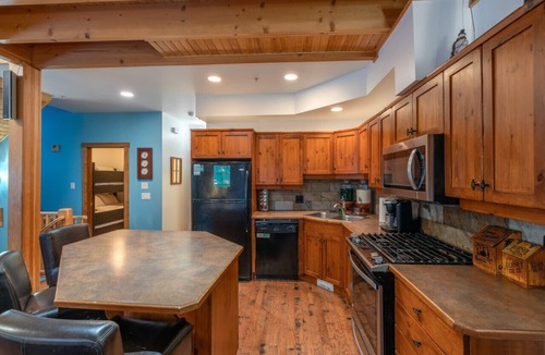 The Forest Villa | Forest Lane Hideaway-Sleeps 18 w/Private Hot Tub