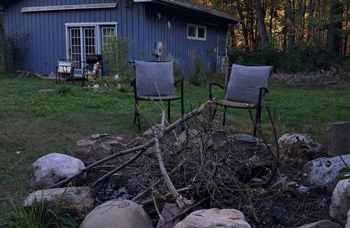 Uxbridge Apartment | Forest Nature Retreat with Fire Pit and Trails near Thermea Spa