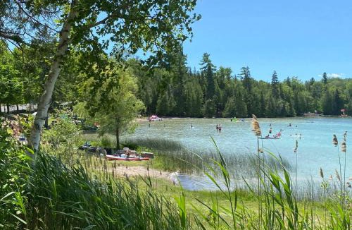 Trent Lakes Villa | ForestView Cottage (Hot Tub and Sauna)