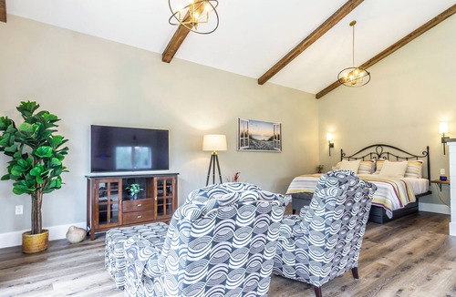 Normandale House | ForTwo guest house a place to relax, enjoy nature, beaches, trails, wineries.
