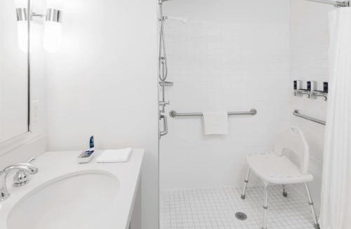 Cambridge Hotel | Four Points by Sheraton Cambridge Kitchener, Ontario