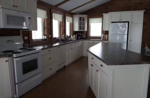 Weslemkoon House | Four Seasons Cozy Getaway