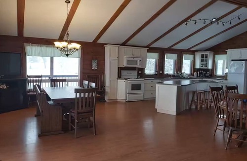Weslemkoon House | Four Seasons Cozy Getaway