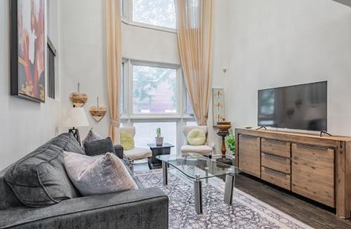Church and Wellesley Villa | Free Parking! 5BR! Steps to Eaton Center! Downtown Core!