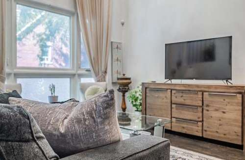 Church and Wellesley Villa | Free Parking! 5BR! Steps to Eaton Center! Downtown Core!