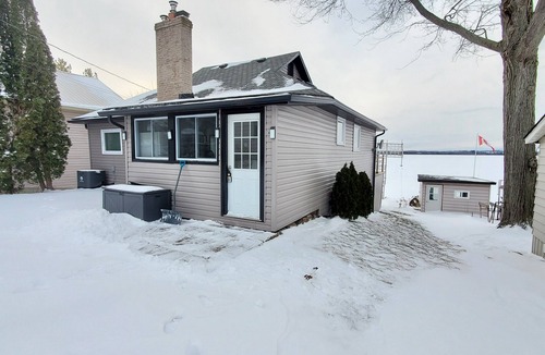 Lindsay Cottage | Front lake view cottage with peace and quite place
