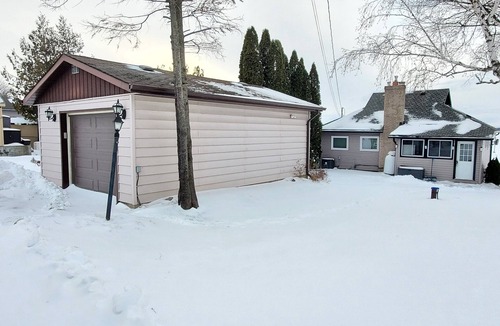 Lindsay Cottage | Front lake view cottage with peace and quite place