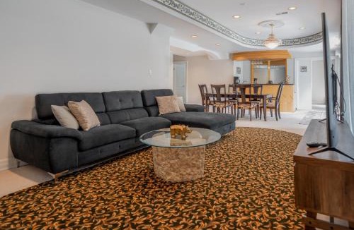 Richmond Hill Apartment | Frybrook