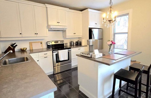 Glebe House | Fully Furnished Stylish and Spacious Retreat in the Glebe, Ottawa, with Parking