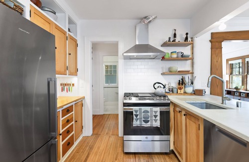 Fulton House | Fulton Family Bungalow Pets Welcome. Crib, Highchair, Dog Crate