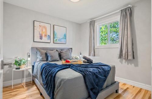 North Central Edmonton House | Game Frame 2 Kitchens 4 Min to Royal Alex DT