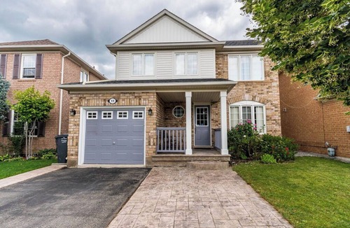 Brampton Apartment | Garden 2 Bedroom Apartment - Free Parking/Wifi/Laundry/Workstation