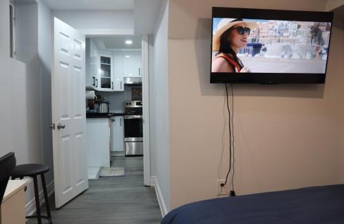 Brampton Apartment | Garden 2 BR Apt - Free Parking Wifi Laundry Workstation