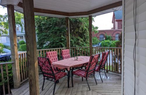 Downtown Niagara Falls House | Garden 2 Storey House
