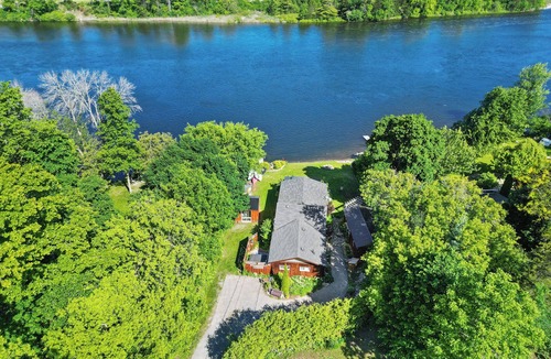 Campbellford Cottage | Gather on the Trent| Waterfront | Boats | Hot Tub | Sauna | Dock